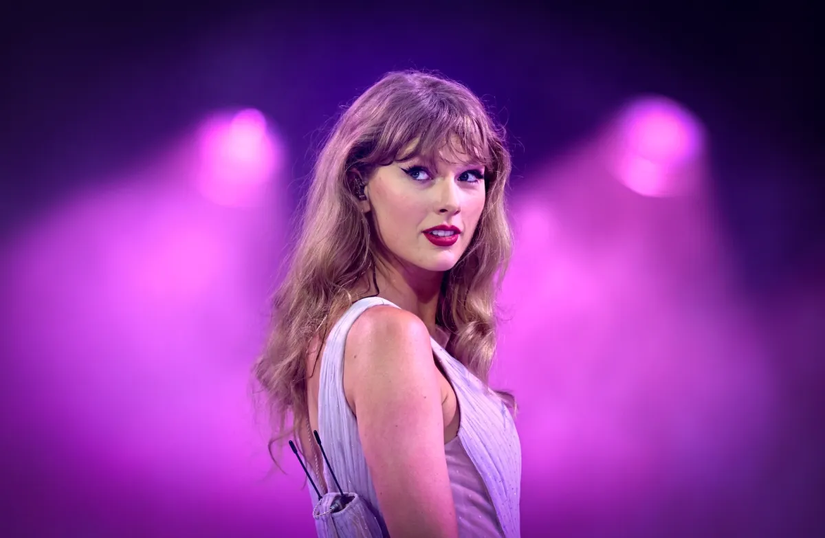 Taylor Swift Fans Spot AI Glitches in Album Hunt and They’re Not Happy 1 taylor-swift-2024